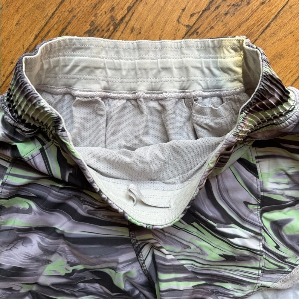 Lululemon Hotty Hot Marble Print Shorts 4” *Special Edition* sz:4